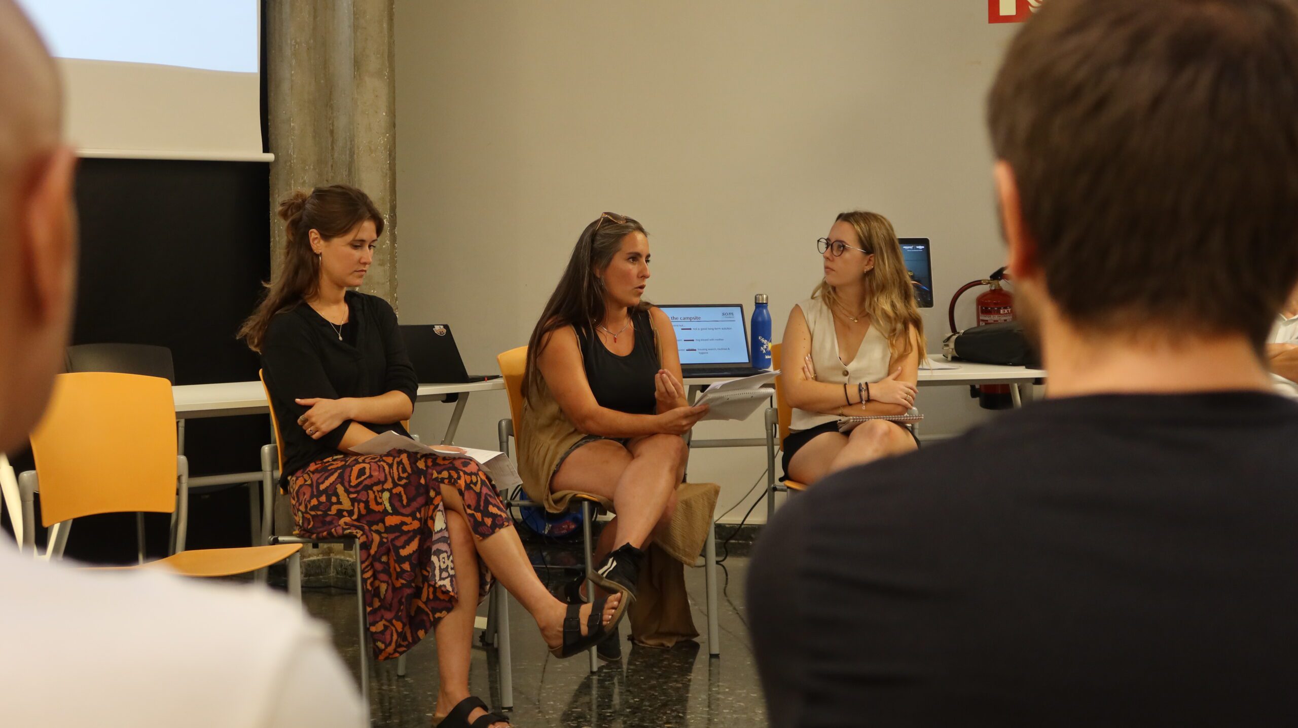 mujeres hablando