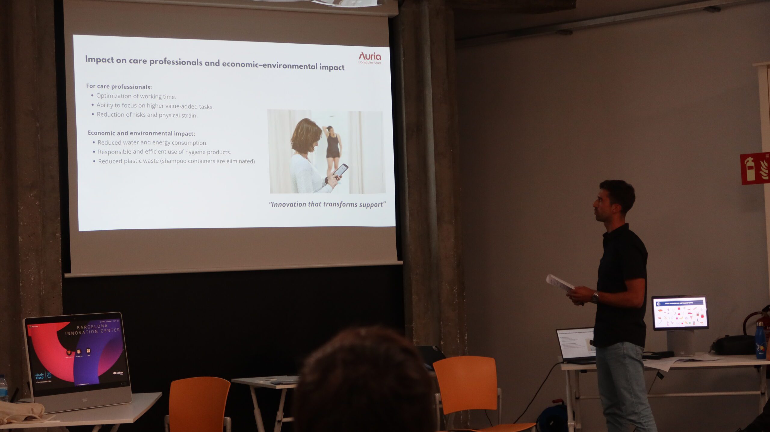 persona presentando un power point