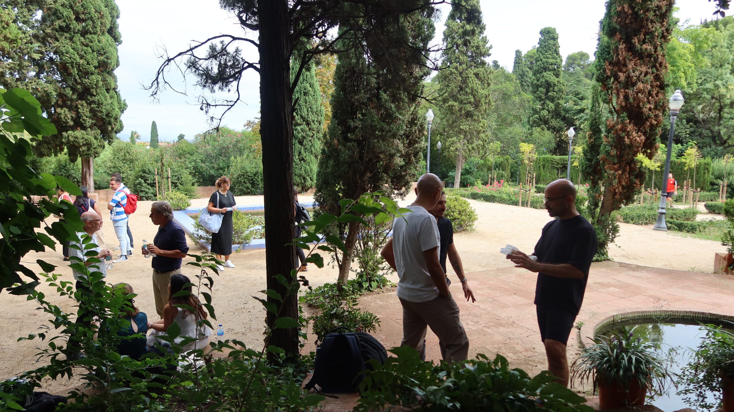 personas en jardín