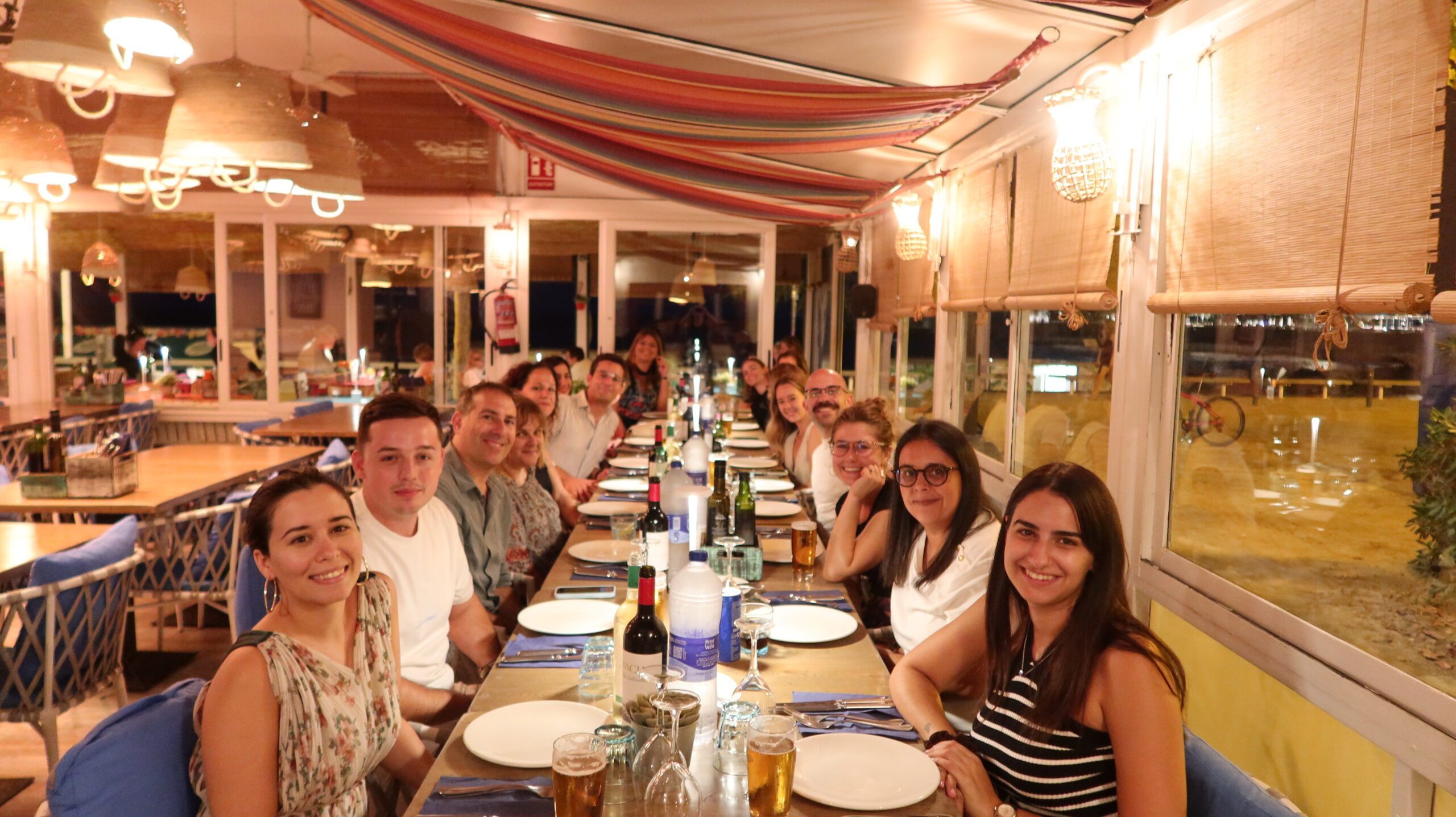 personas en una cena