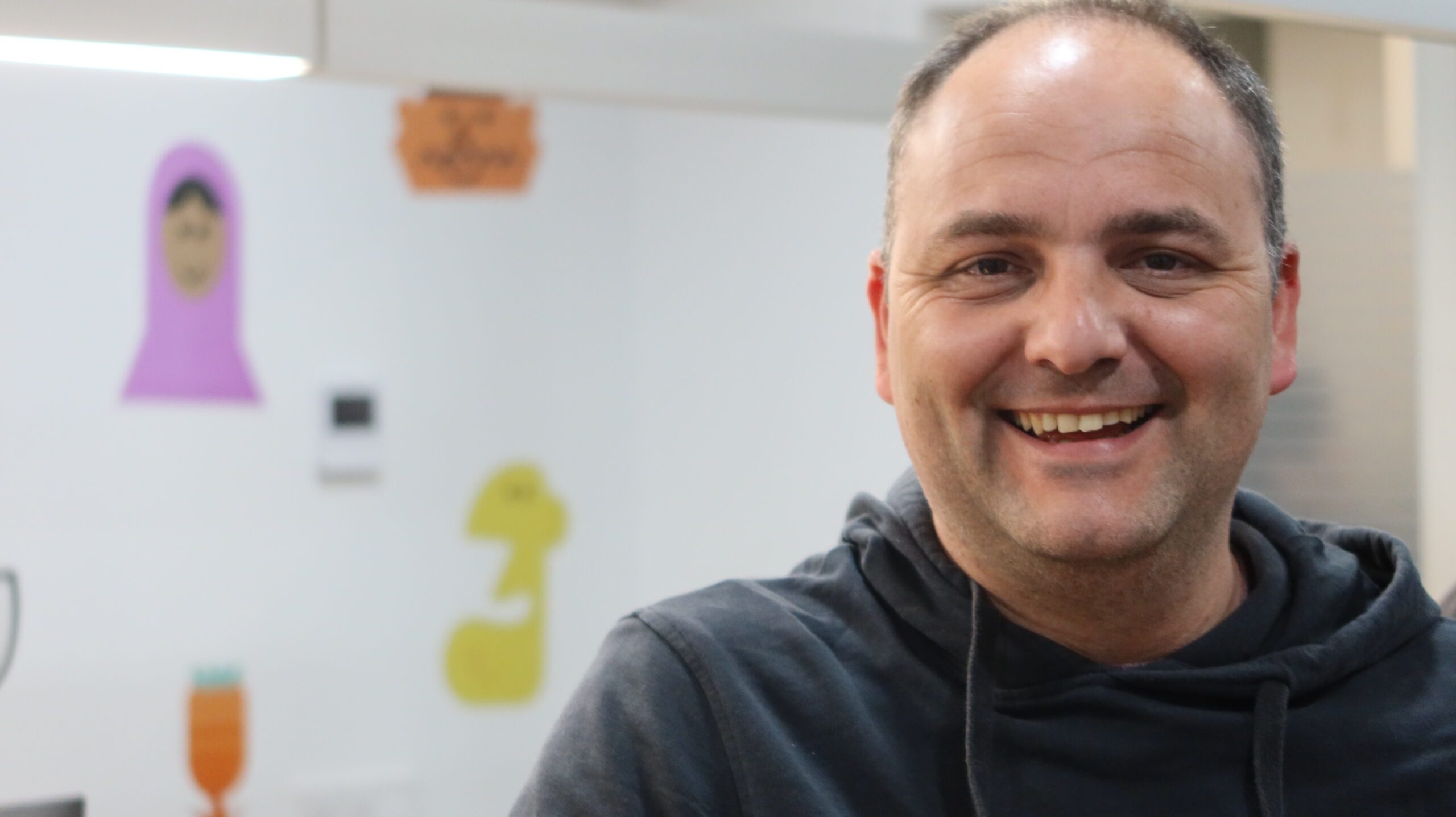 Hombre calvo sonriendo