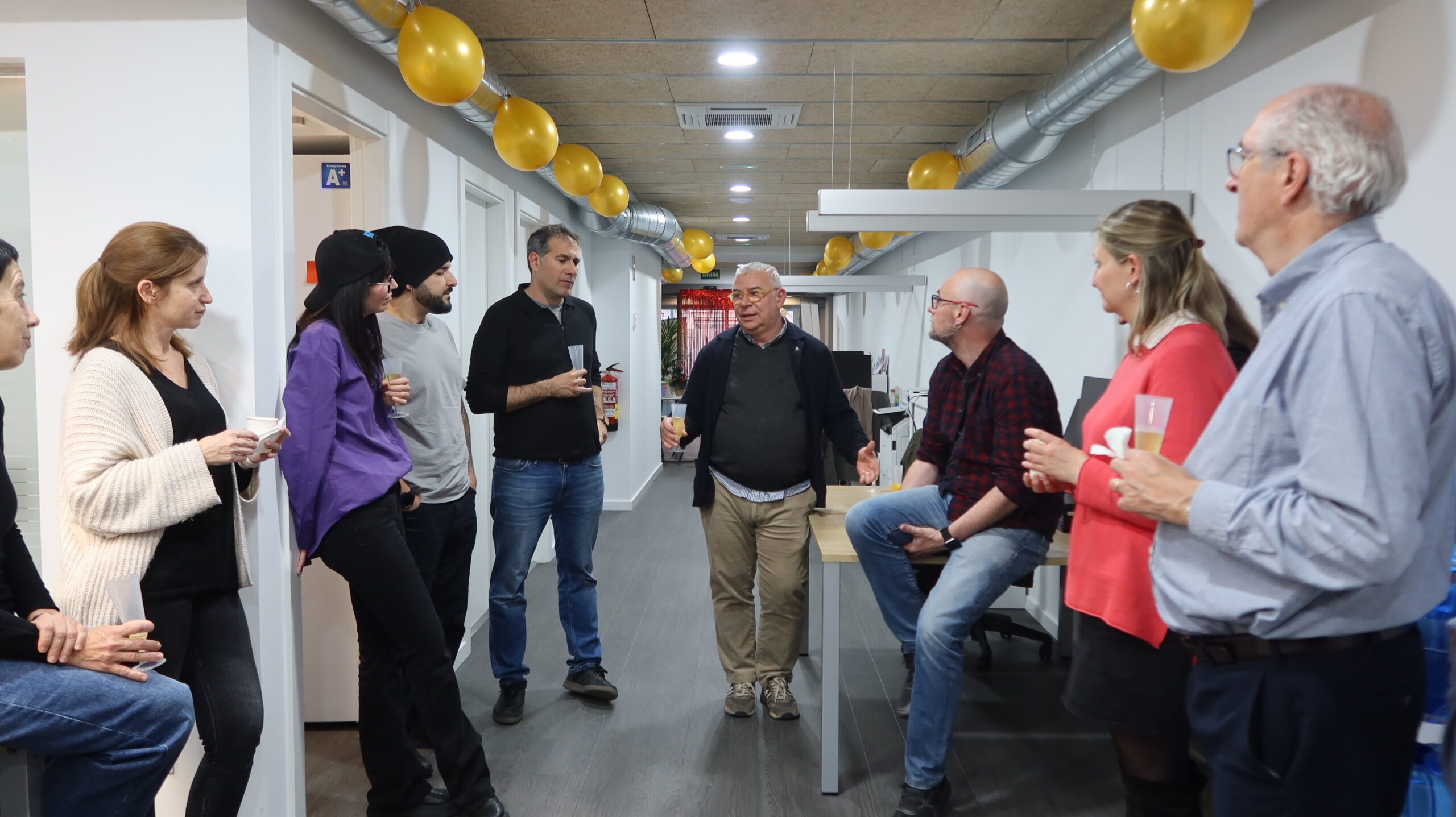 Reunión personas inaugurando una oficina