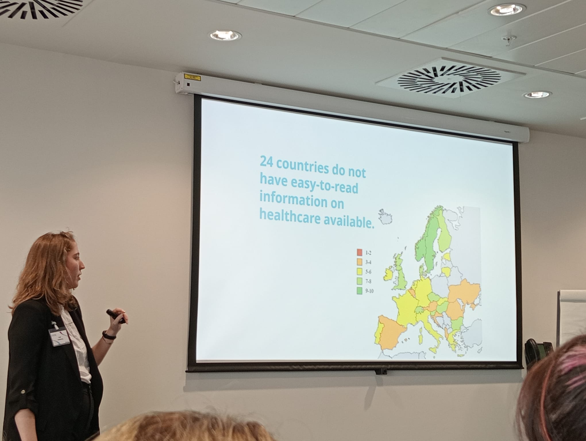 Mujer enseñando un mapa de europa con un proyector