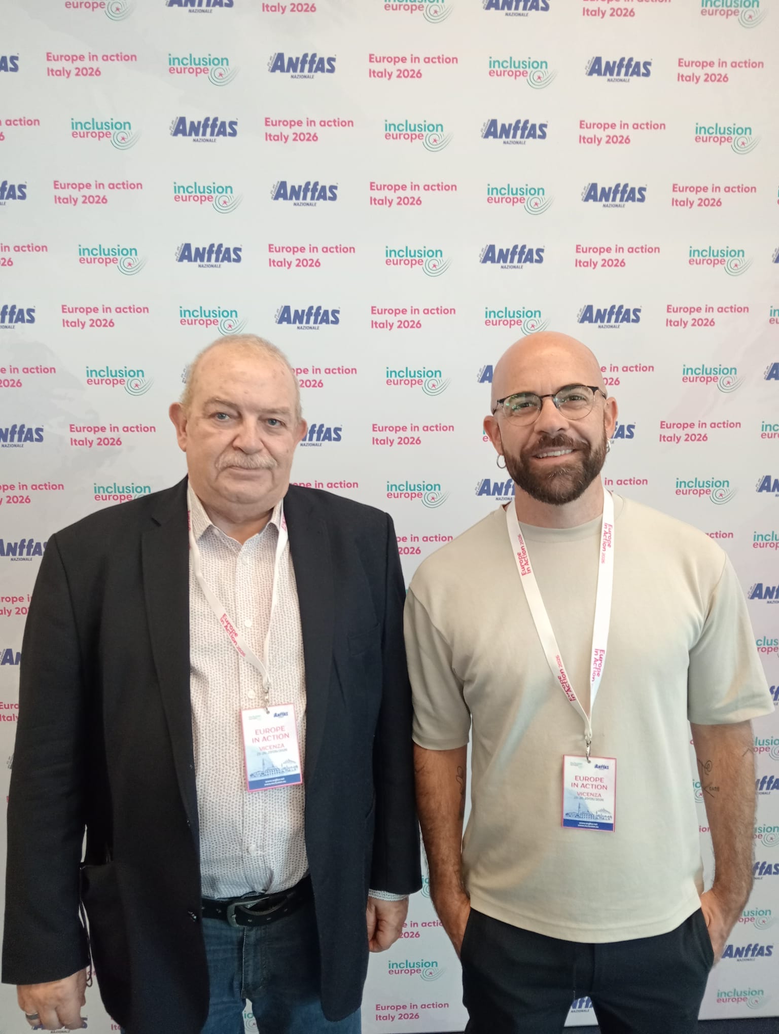 Dos hombres en un congreso