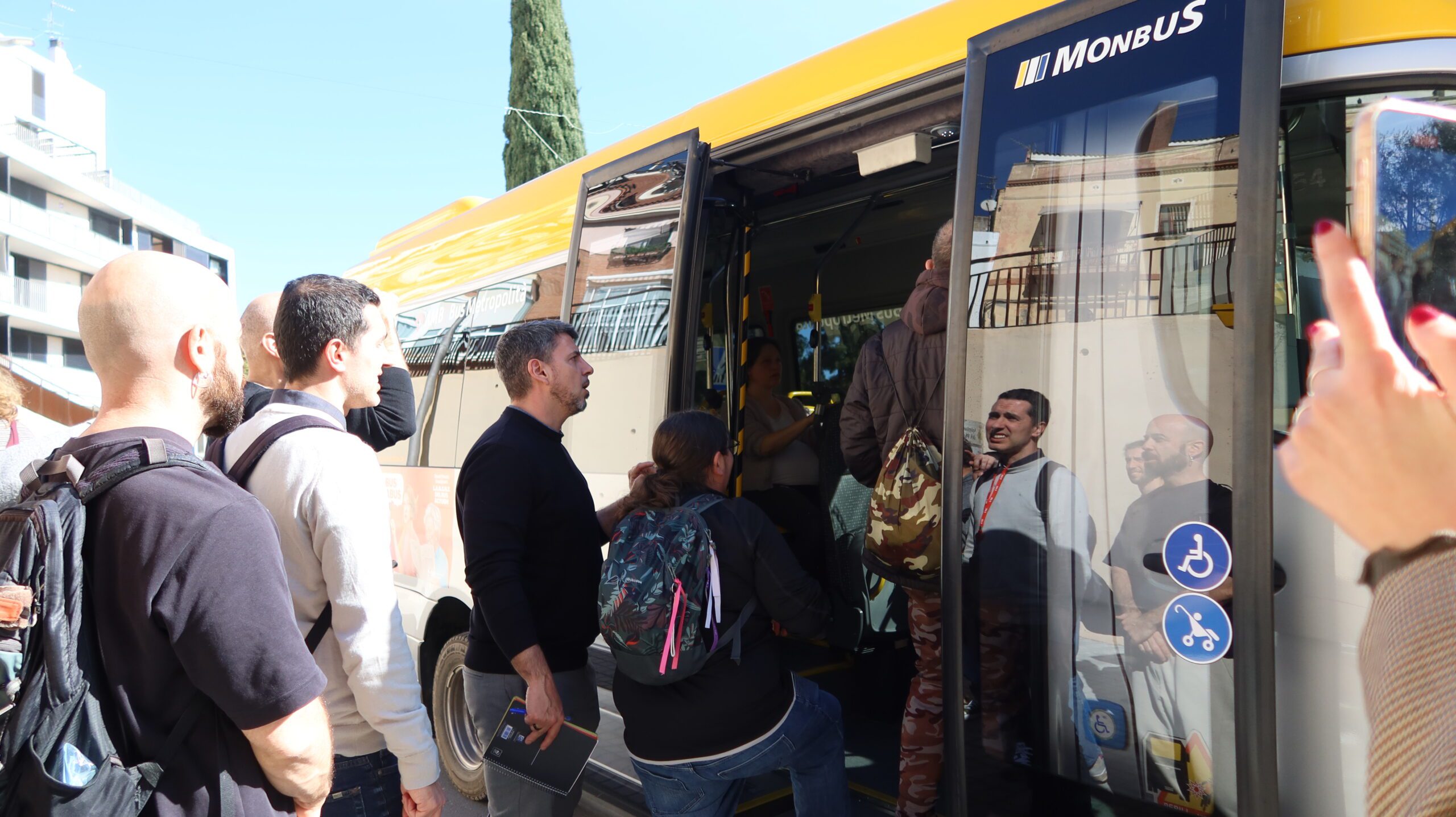 personas subiendo a un autobús
