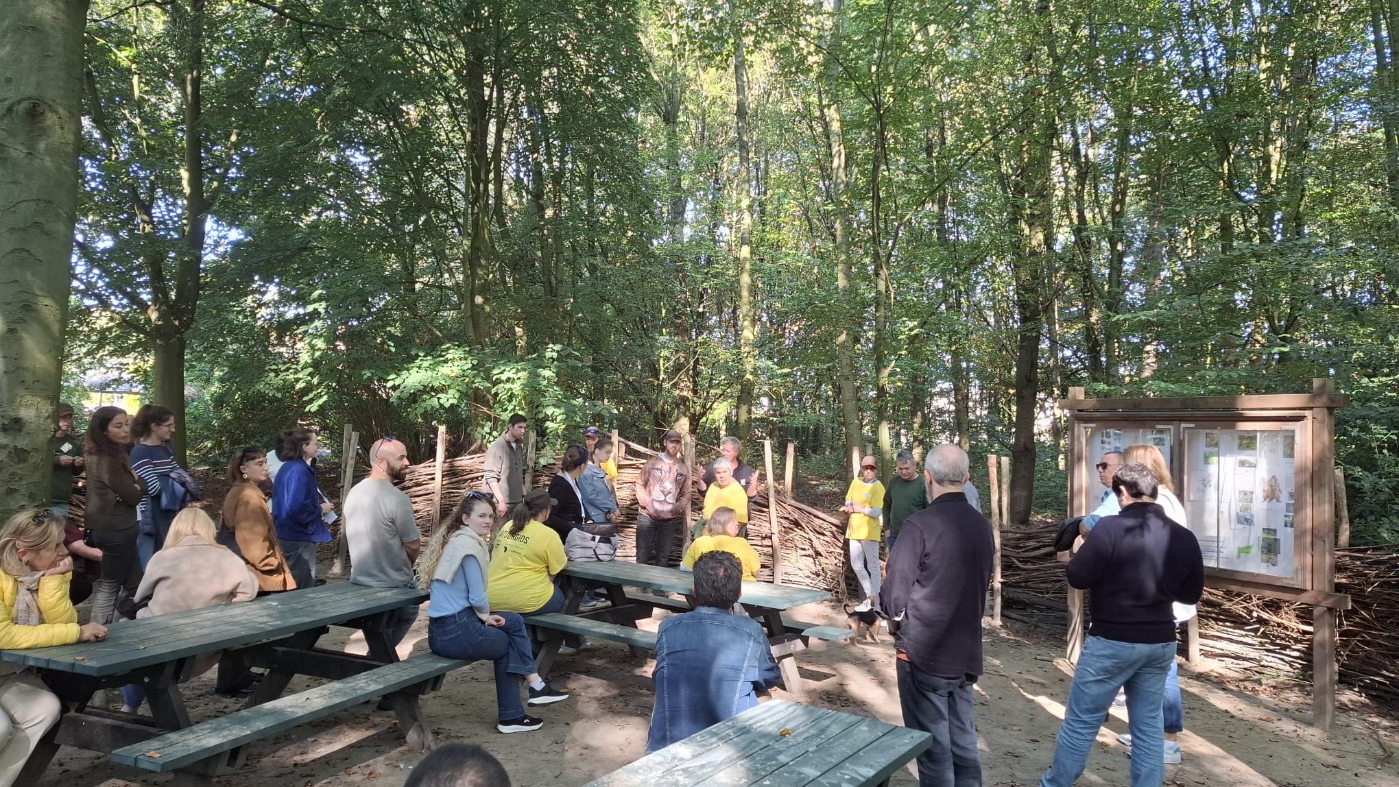 Grupo de personas en un bosque