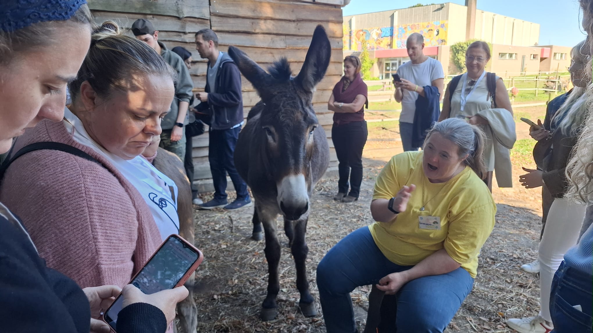 Personas alrededor de un burro